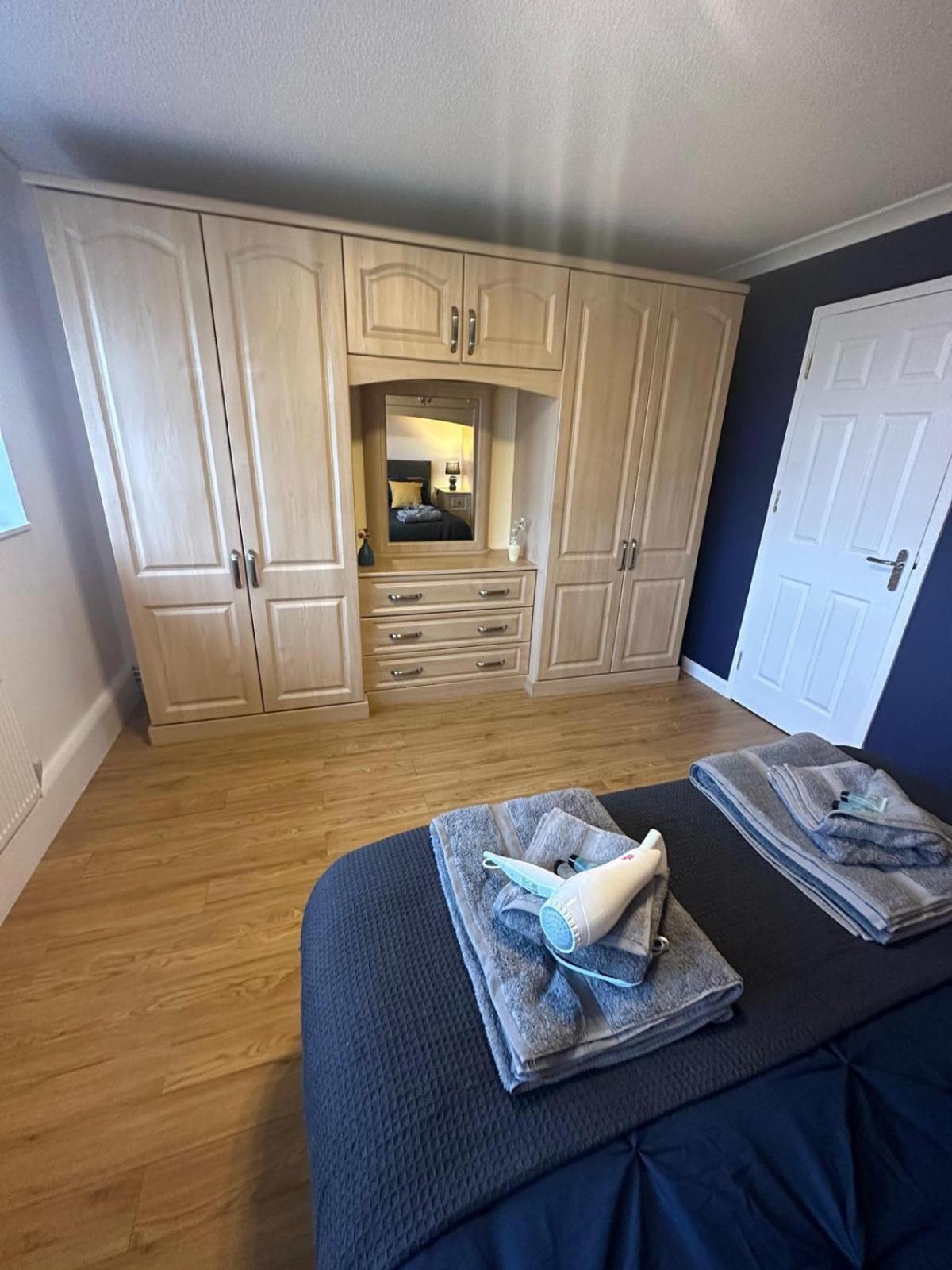 Stylish Townhouse-Sleeps 9-Free Parking Apartment Milton Keynes Exterior photo