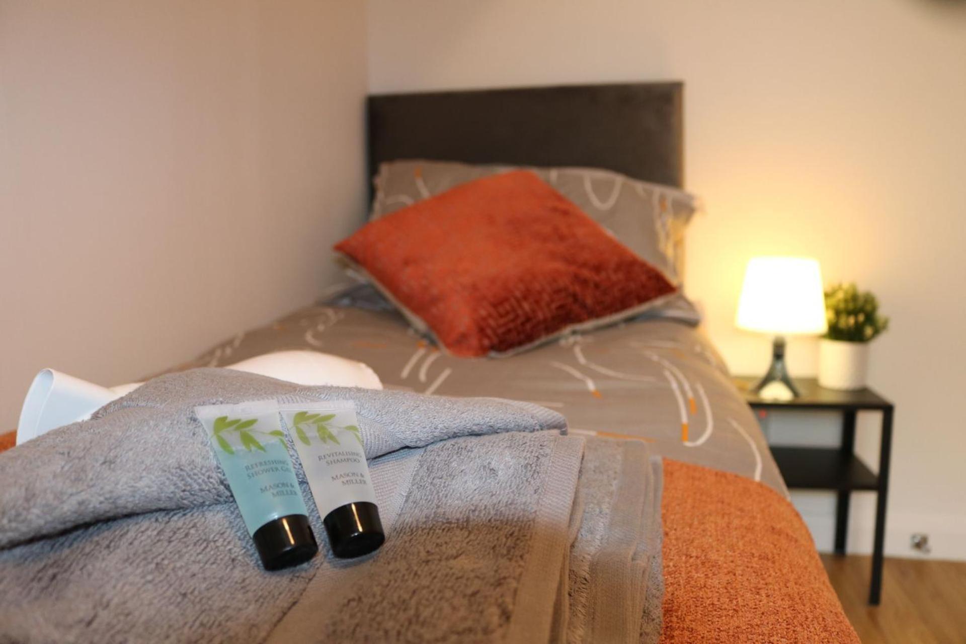 Stylish Townhouse-Sleeps 9-Free Parking Apartment Milton Keynes Exterior photo