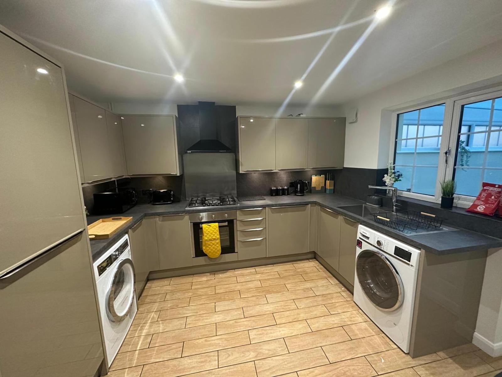 Stylish Townhouse-Sleeps 9-Free Parking Apartment Milton Keynes Exterior photo