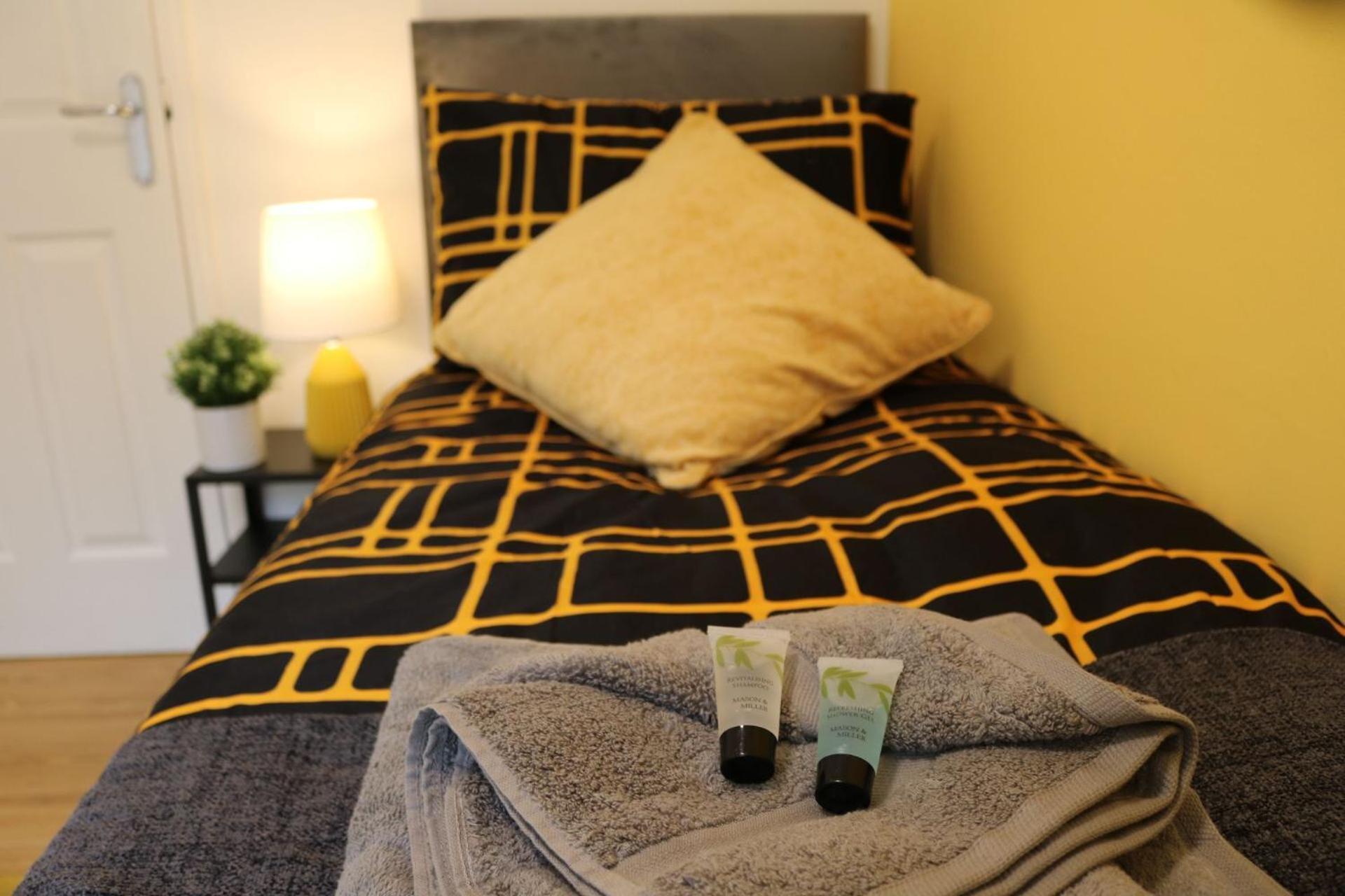 Stylish Townhouse-Sleeps 9-Free Parking Apartment Milton Keynes Exterior photo