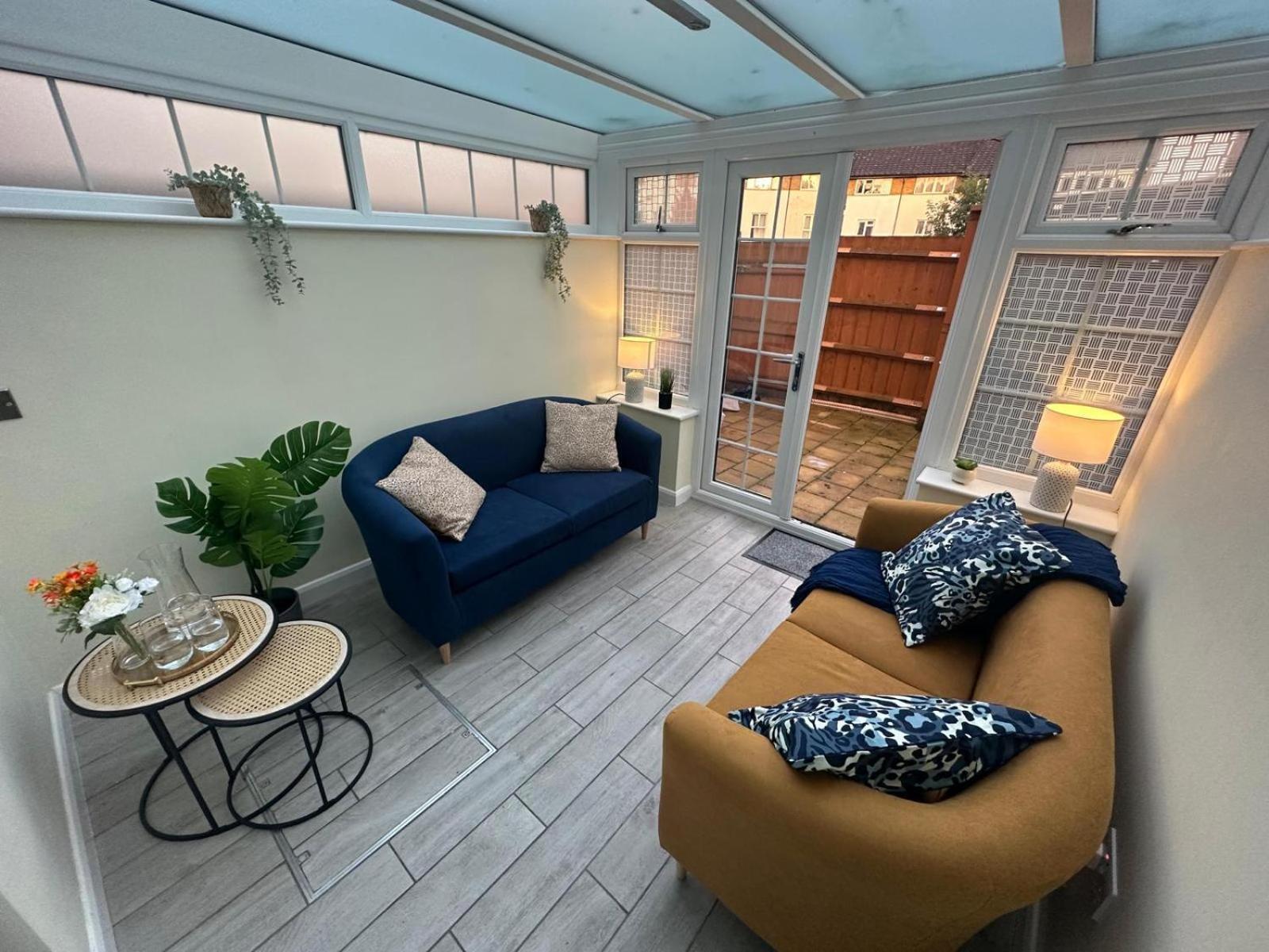 Stylish Townhouse-Sleeps 9-Free Parking Apartment Milton Keynes Exterior photo