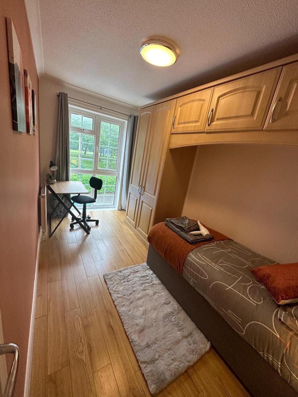 Stylish Townhouse-Sleeps 9-Free Parking Apartment Milton Keynes Exterior photo